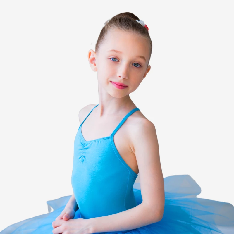 Clase de Ballet Infantil para Niños y Niñas en Madrid Niña adolescente de 11 años con tutú azul practicando ballet en Factory Ballet, Madrid