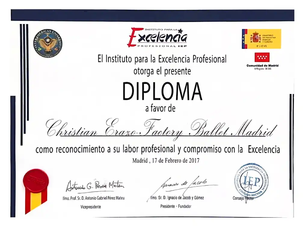 Factory Ballet Madrid recibe el Diploma a la Excelencia Profesional Grupo de bailarinas en un estudio luminoso practicando danza durante los cursos intensivos de verano en Factory Ballet, Madrid