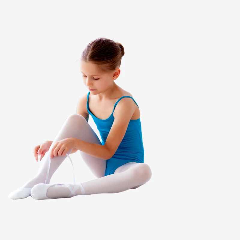Clase de Ballet Infantil para Niños y Niñas en Madrid Niña atándose las zapatillas de ballet antes de su clase en Factory Ballet, Madrid
