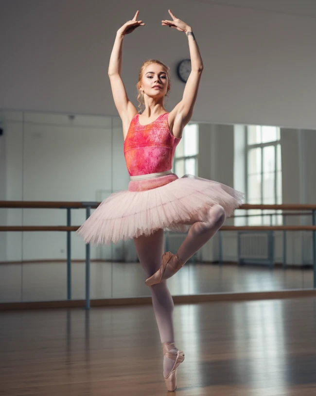 Cursos Intensivos y Master Class de Danza en Semana Santa | Madrid Ballet Bailarina de ballet en clase durante los cursos intensivos y master class de danza en Madrid en Semana Santa, en posición de retiré en puntas con los brazos en quinta posición.